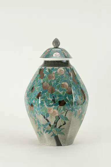 色絵薄墨墨はじき柘榴文蓋付瓶