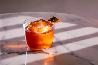 Lobby Bar キャビアをあしらったカクテル 「Caviaroni」