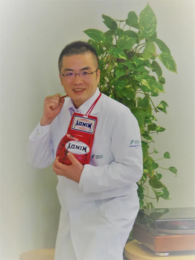 白衣にグローブをつけた鈴木宏院長