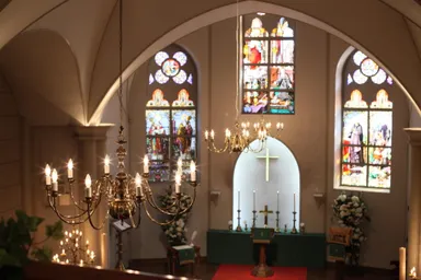 200年前のステンドグラスの光が美しい