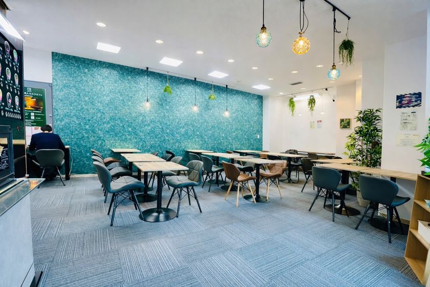 仕事も勉強も“場所で選ぶ”時代へ　
日本初の“テーマが選べる無人カフェ”が大阪・守口に誕生　
Qderセルフカフェ 守口店が2025年12月21日OPEN