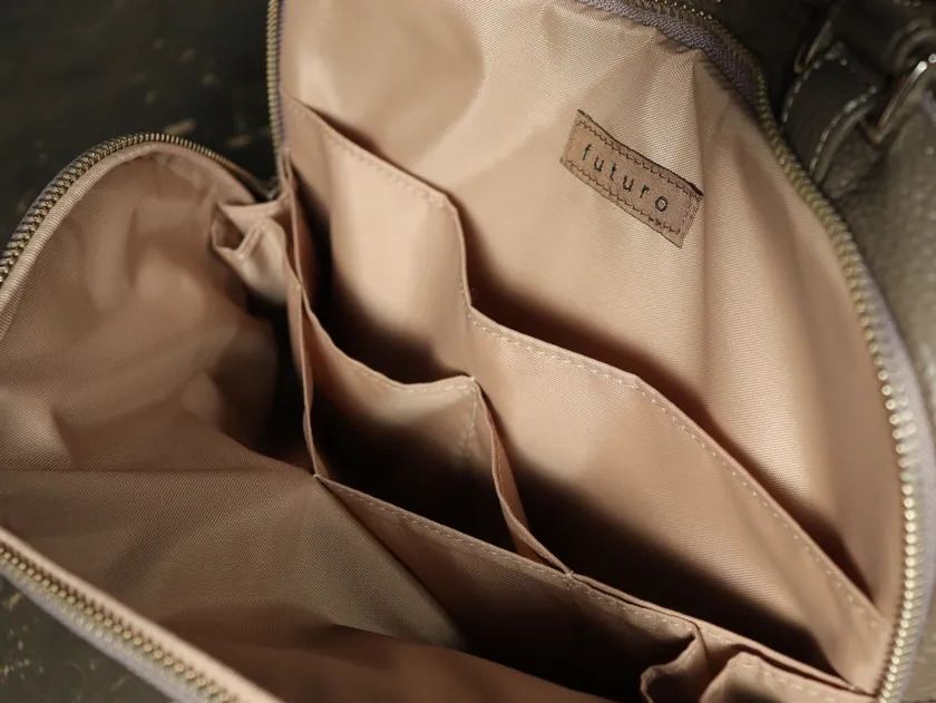 ジャバラ仕様のポケットを採用