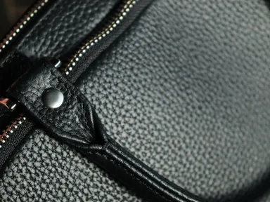 上質な牛本革を使用