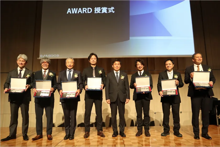 登壇者の先生方に対する授賞式時の記念撮影写真