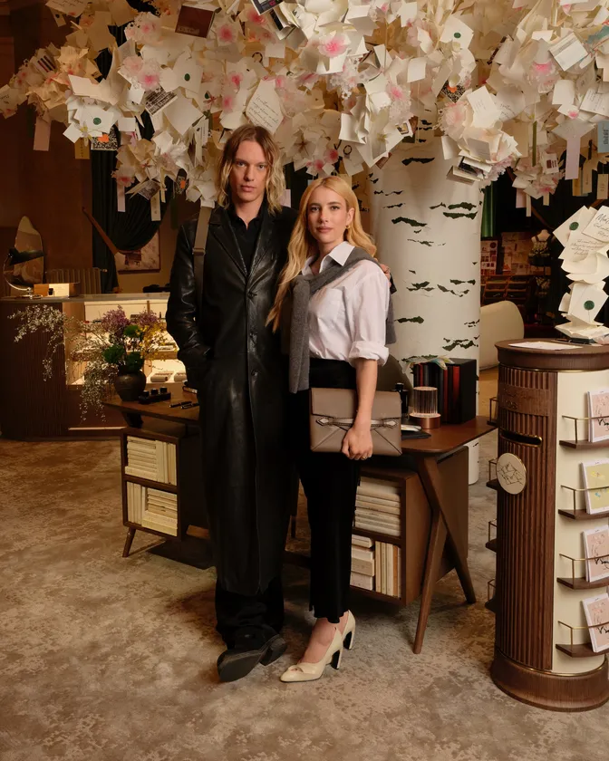 ジェイミー・キャンベル・バウワーとエマ・ロバーツ Photo by Pablo Zamora