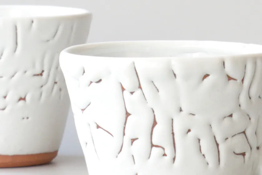 焼成時に釉薬が割れ、重厚な縮れを見せる「カイラギ(梅花皮)」の表情が特徴。