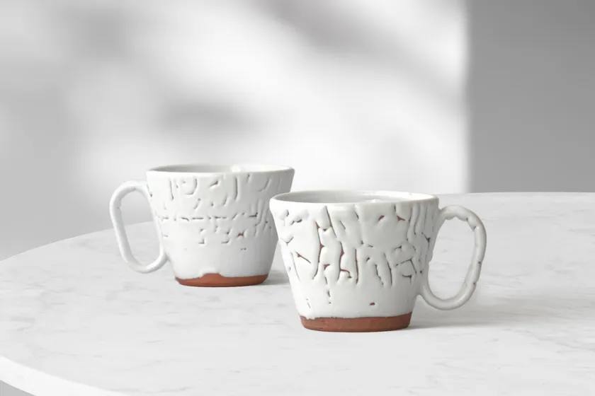 荒土の力強い質感の中に生まれる、一点ごとに異なる自然の芸術が、趣ある個性を愉しめる一品。