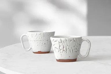 荒土の力強い質感の中に生まれる、一点ごとに異なる自然の芸術が、趣ある個性を愉しめる一品。