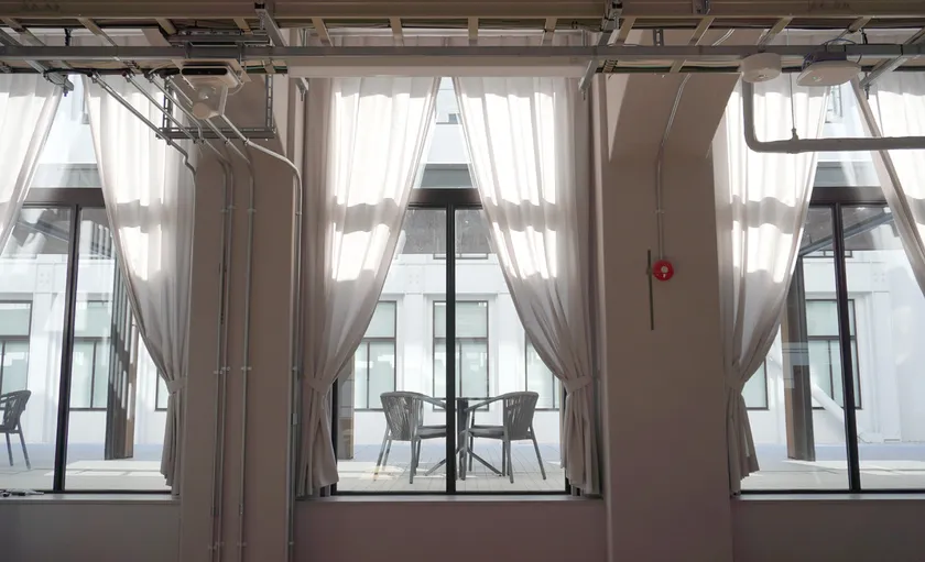 光を取り込む大開口部