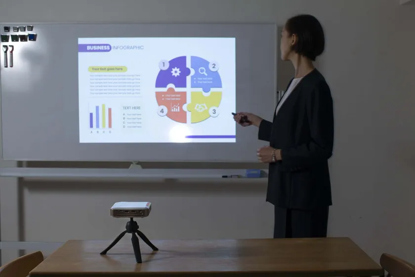 プレゼンにも(直接Officeファイルを開けるためパソコン不要)