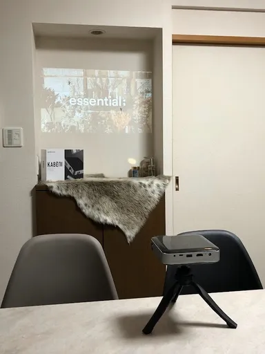 電気が付いた夜の室内で