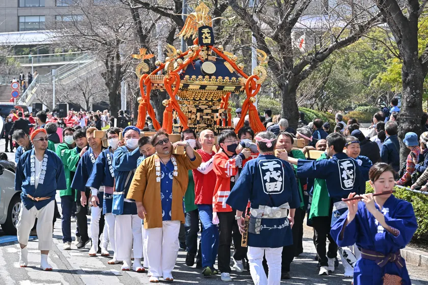 過去の千代田神輿を担ぐ様子