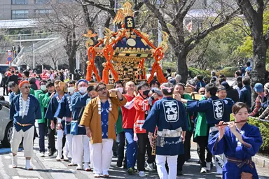 過去の千代田神輿を担ぐ様子