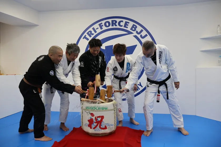 セレモニーでの鏡割り