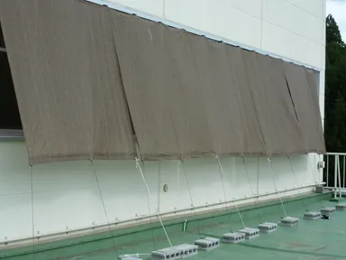 窓に設置したオーニング（日よけ）