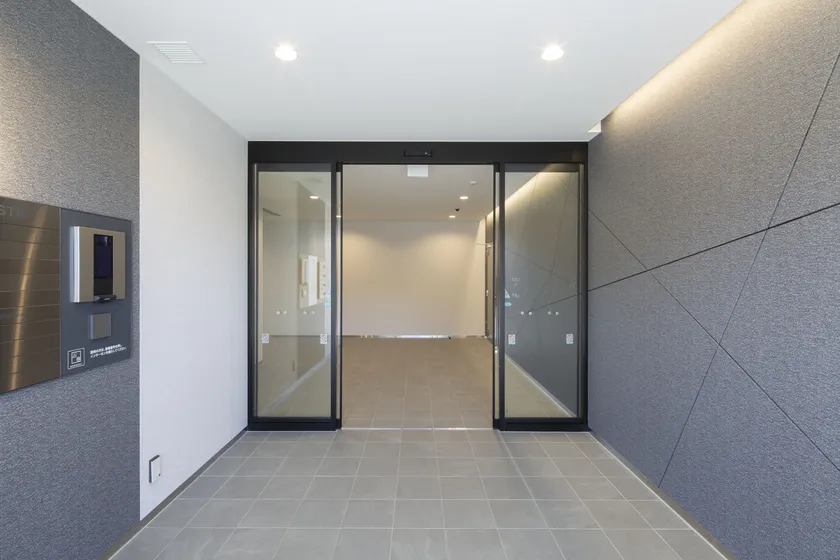 東側エントランス