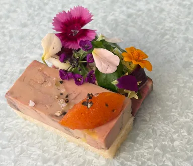 ミクニ マルノウチ　【フォアグラのテリーヌ近江鴨の軽い燻製と自家製ブリオッシュ彩り野菜のサラダ仕立て】