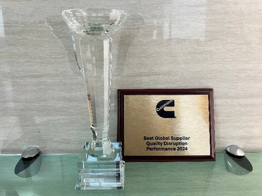 トロフィーとプレート