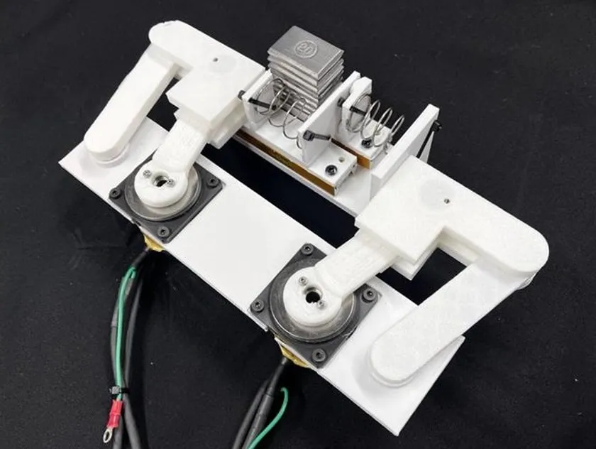 異なる硬さのばね(図上部)を用いて外部と内部を模した検証装置