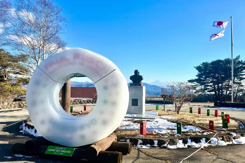 来日100年の創設者の名入り