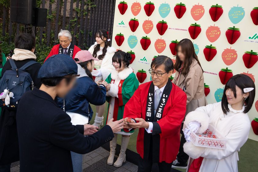 Z世代に人気のインフルエンサーでミスいちごの「さくら」が、
栃木県知事、真岡市長と渋谷で「とちあいか」を配布しPR！