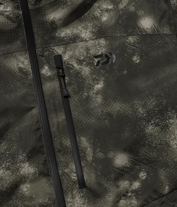 止水ファスナー付き胸ポケットと二重袖口で水の浸入を軽減