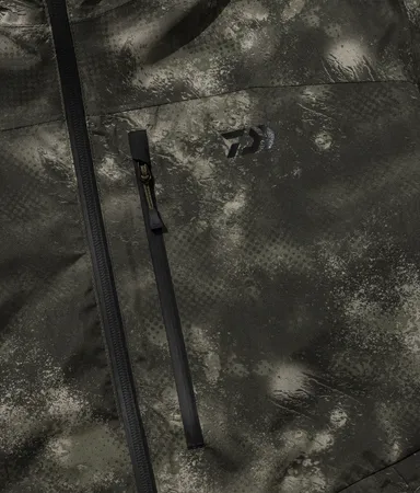 止水ファスナー付き胸ポケットと二重袖口で水の浸入を軽減