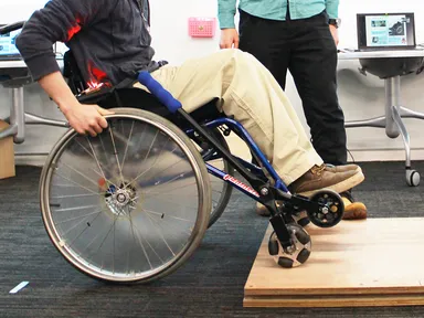 手元のレバー操作で段差を乗り越える(操作の流れ) 4