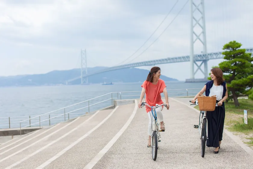 明石海峡大橋と淡路島を望む、海風サイクリング