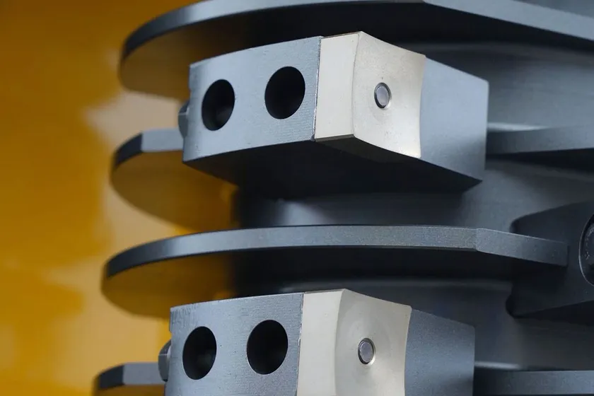 タフなブレードは4面使用が可能