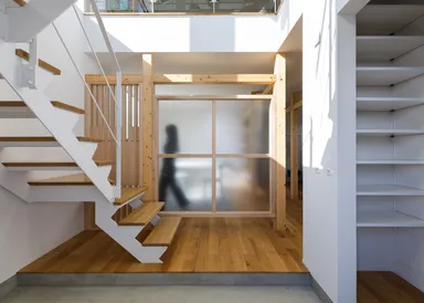 明るさと視線の抜けを感じるパーテーション　Flxy WALL