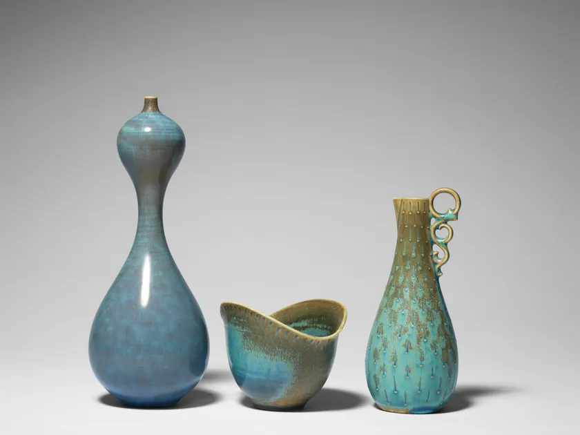 (9)左：砂時計形花入、1956年-1957年・中央：小鉢、1950年代・右：飾手付花入、1950年代