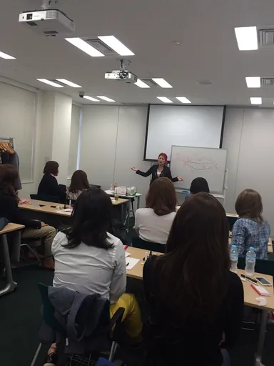 女装のまま真剣にビジネス講義を受けます