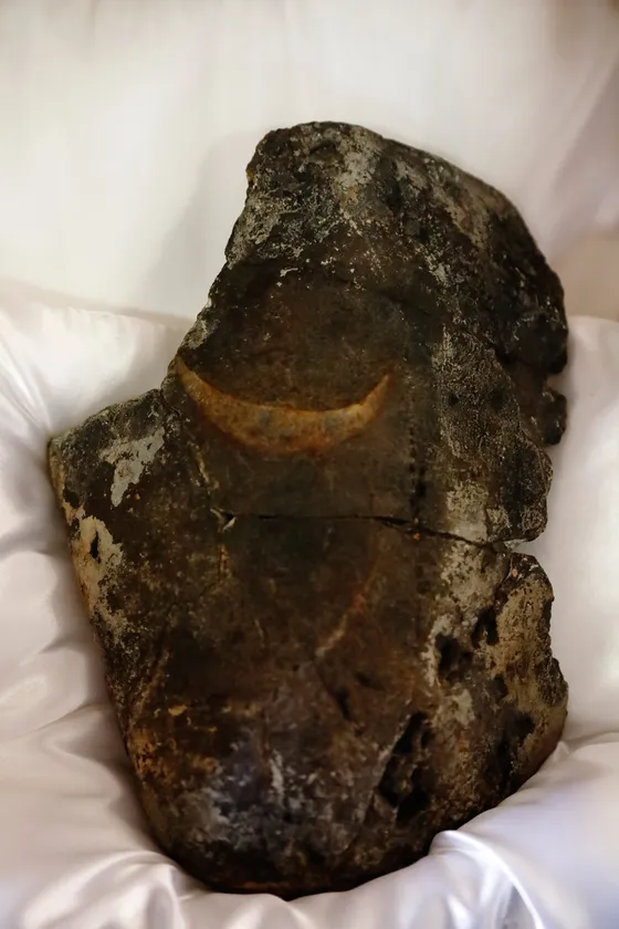 霊石・三日月石(人吉市指定文化財)。