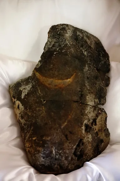 霊石・三日月石（人吉市指定文化財）。