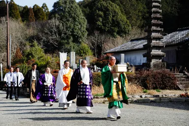 浄心寺での行道の様子。