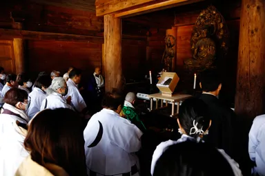 浄心寺堂内で法要開始。