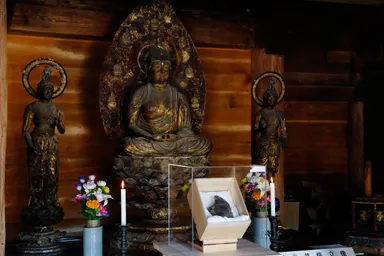 木造阿弥陀如来像（国指定重要文化財）と三日月石