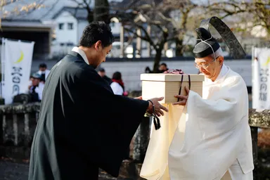 霊石・三日月石がご宮司に渡される。