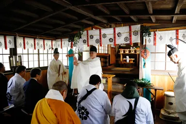 神殿での神事の様子。