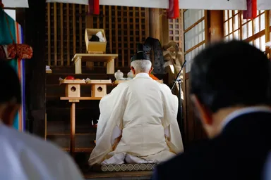祝詞をあげる相良神社宮司。