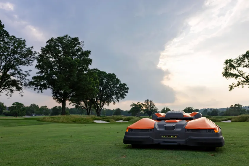 ゴルフ場を管理するハスクバーナ CEORA(TM)