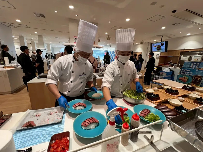 調理中のシェフの写真