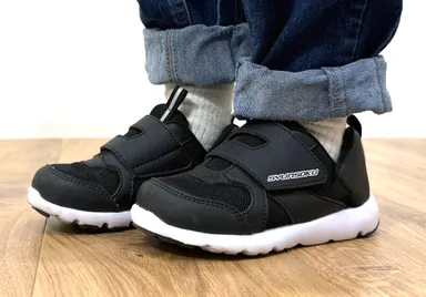 ■瞬足 足育(そくいく)C-260、黒_メインビジュアル