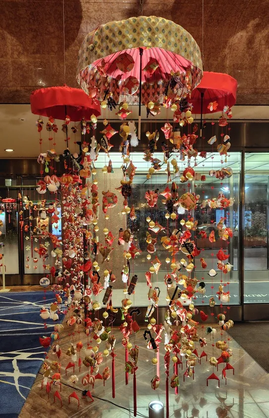 ホテルロビー1階展示 高さ2.5メートルの傘福