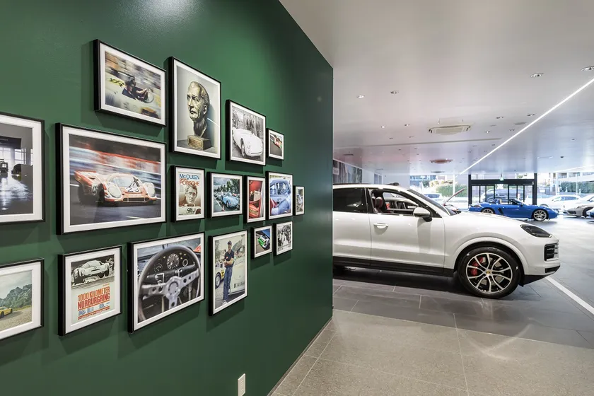 認定中古車展示場内_04