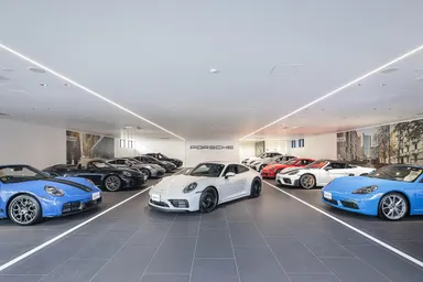 認定中古車展示場内_01