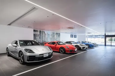 認定中古車展示場内_02