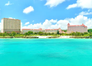 珊瑚礁が広がる美しい海辺に佇む「ホテルブリーズベイマリーナ」