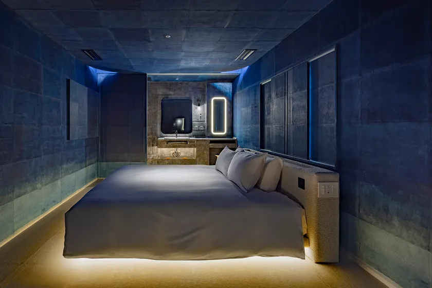 ブルーのグラデーションが印象的な3階主寝室